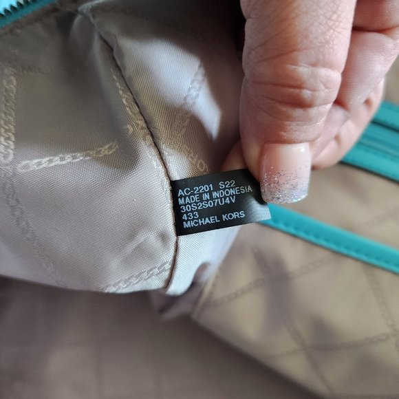 Authentic Michael Kors Weekender in Ocean Blue with matching Passport Wallet - Picture 2 of 10